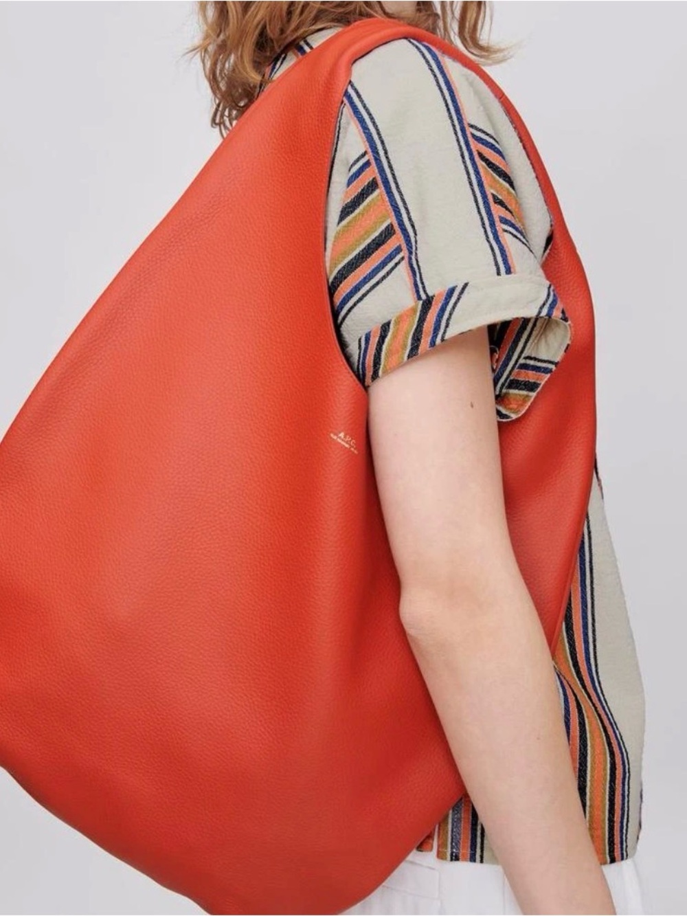 A.P.C. LE NEIGE BAG. Timeless minimalist bag in dark orange grained leather.
